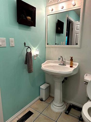 5406 52A Street, Berwyn, AB - Indoor Photo Showing Bathroom