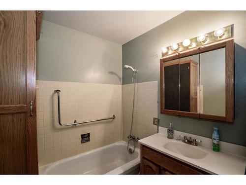 11848 102 Avenue, Fairview, AB - Indoor Photo Showing Bathroom