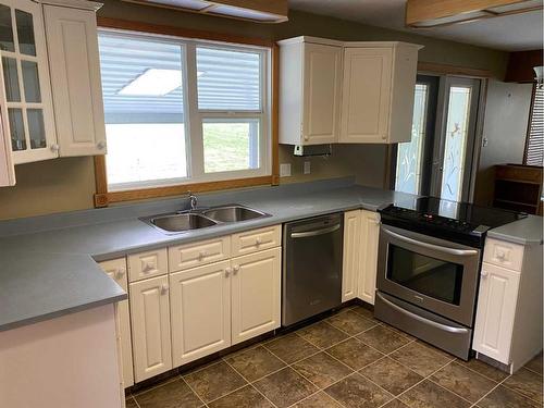 60037 Twp Rd 725, Clairmont, AB - Indoor Photo Showing Kitchen With Double Sink