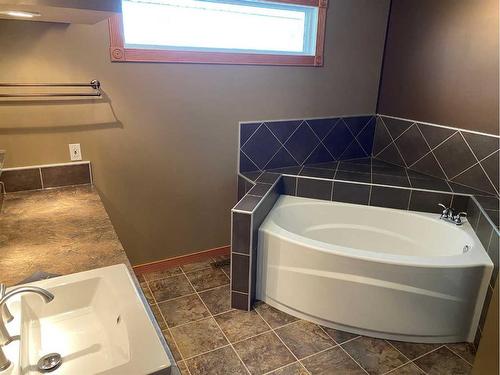 60037 Twp Rd 725, Clairmont, AB - Indoor Photo Showing Bathroom