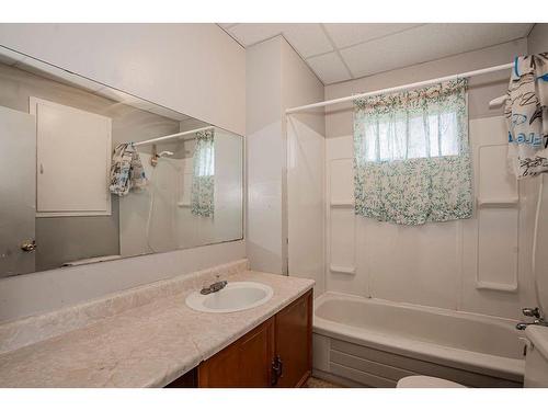 10900 102 Avenue, Fairview, AB - Indoor Photo Showing Bathroom