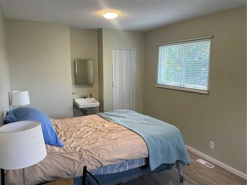 4714 51 Avenue, Grimshaw, AB - Indoor Photo Showing Bedroom