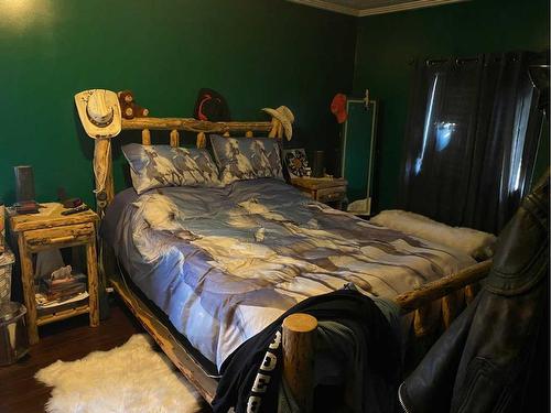 4909 51 Street, Wanham, AB - Indoor Photo Showing Bedroom