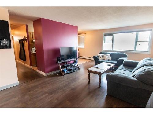 408-10230 106 Avenue, Grande Prairie, AB - Indoor Photo Showing Living Room