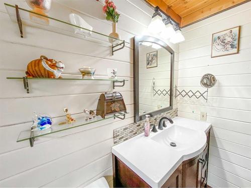 69067 Hwy 40, Rural Greenview No. 16, M.D. Of, AB - Indoor Photo Showing Bathroom