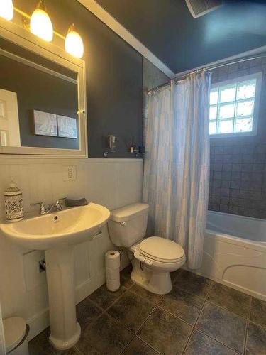 4720 56Th Avenue, High Prairie, AB - Indoor Photo Showing Bathroom