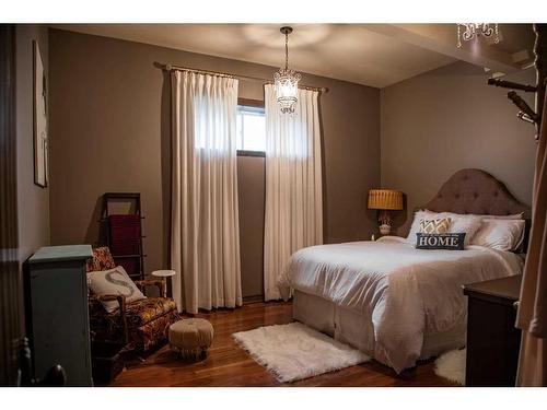 13 Chinook Crescent, High Level, AB - Indoor Photo Showing Bedroom