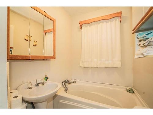 111 10 Street, Bluesky, AB - Indoor Photo Showing Bathroom