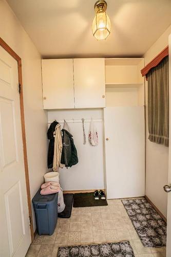 111 10 Street, Bluesky, AB - Indoor Photo Showing Kitchen With Double Sink