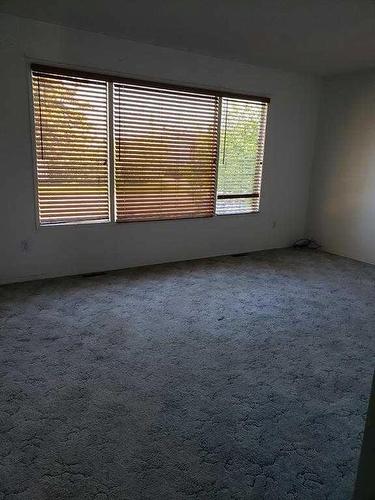 303 2 Avenue Ne, Mclennan, AB - Indoor Photo Showing Other Room