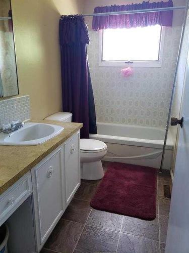 303 2 Avenue Ne, Mclennan, AB - Indoor Photo Showing Bathroom