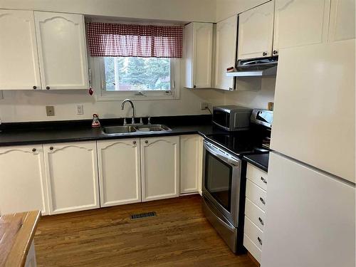 4706 55 Street, Grimshaw, AB - Indoor Photo Showing Kitchen With Double Sink