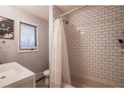 5202 54A Ave, Berwyn, AB - Indoor Photo Showing Bathroom
