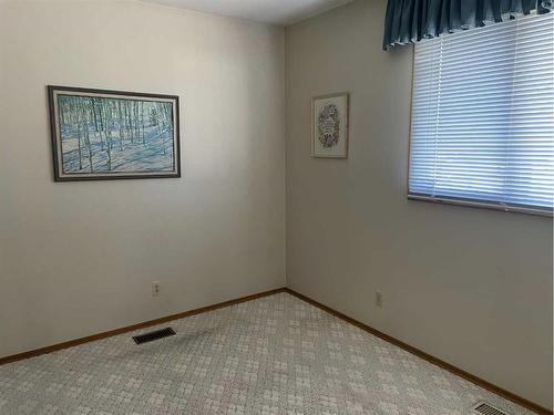 11017 103 Avenue, Fairview, AB - Indoor Photo Showing Bedroom