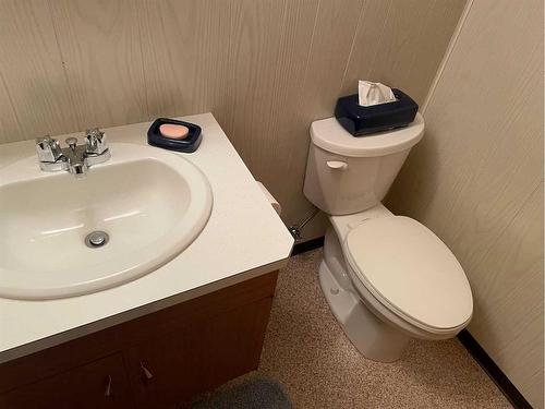 11017 103 Avenue, Fairview, AB - Indoor Photo Showing Bathroom