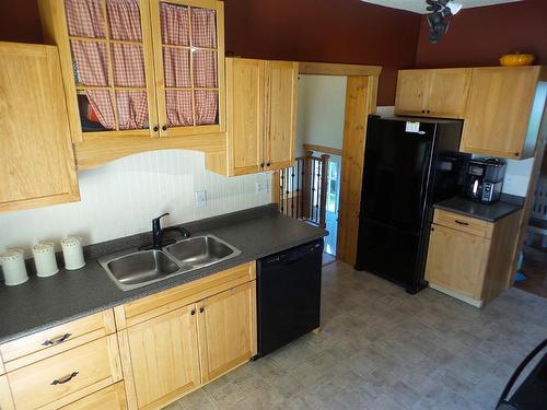 9913 99 Avenue, La Glace, AB - Indoor Photo Showing Kitchen With Double Sink