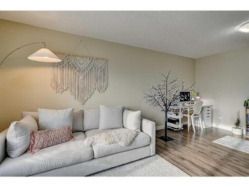 10109 92A Street, Grande Prairie, AB - Indoor Photo Showing Living Room
