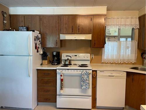 1014 2 Nd, Bluesky, AB - Indoor Photo Showing Kitchen