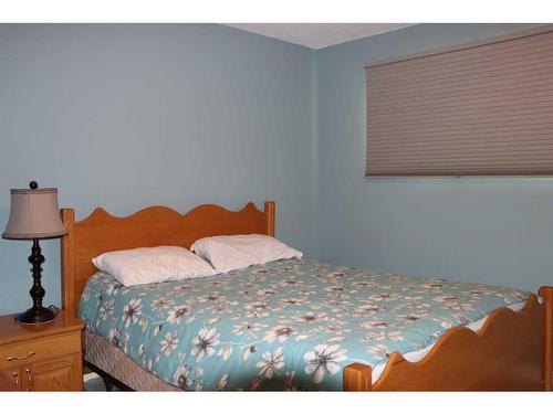 9705 75 Avenue, Peace River, AB - Indoor Photo Showing Bedroom