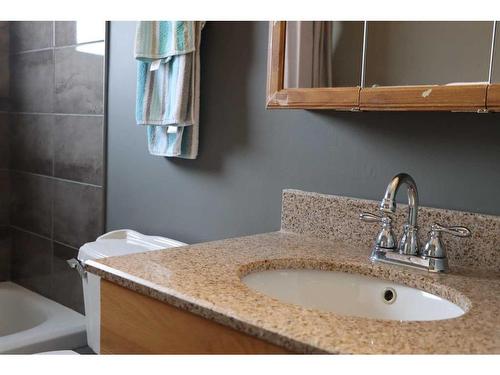 9705 75 Avenue, Peace River, AB - Indoor Photo Showing Bathroom