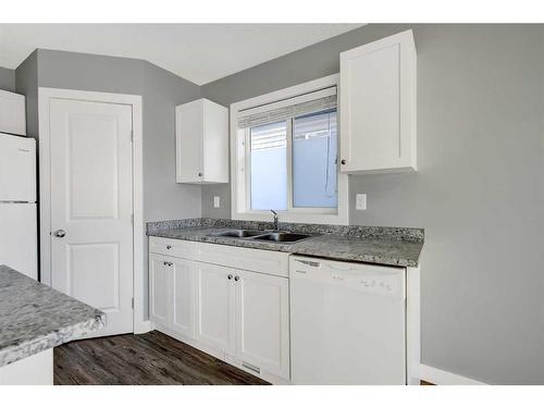9543 113 Avenue, Clairmont, AB - Indoor Photo Showing Kitchen With Double Sink