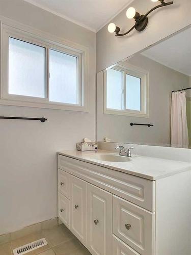 10849 98 Ave, Grande Cache, AB - Indoor Photo Showing Bathroom