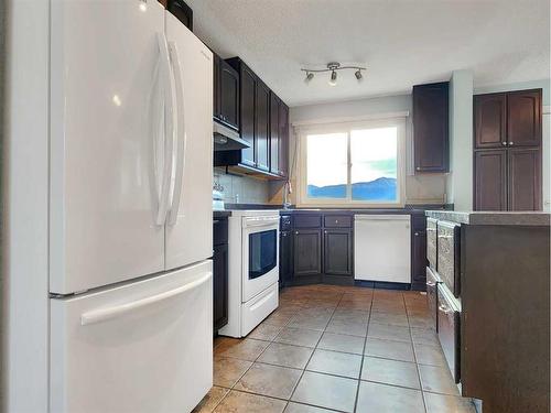 10849 98 Ave, Grande Cache, AB - Indoor Photo Showing Kitchen