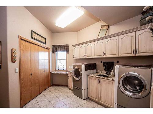503 5Th Street Ne, Manning, AB - Indoor Photo Showing Laundry Room