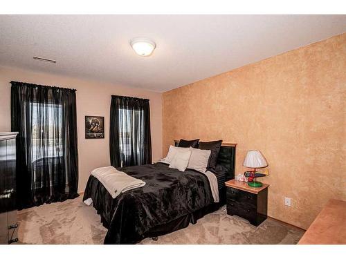 503 5Th Street Ne, Manning, AB - Indoor Photo Showing Bedroom
