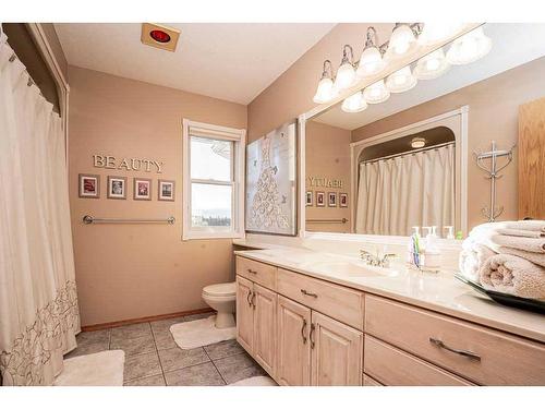503 5Th Street Ne, Manning, AB - Indoor Photo Showing Bathroom