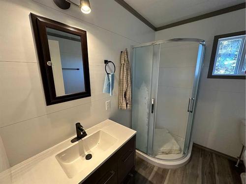5008 49 Avenue, Guy, AB - Indoor Photo Showing Bathroom