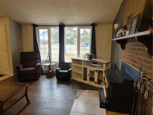 5405 52 Street, Berwyn, AB - Indoor Photo Showing Living Room