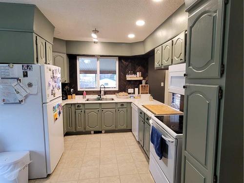 5405 52 Street, Berwyn, AB - Indoor Photo Showing Kitchen With Double Sink