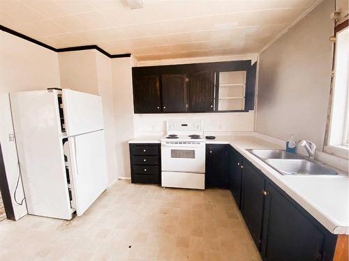 4647 53 Street, Rycroft, AB - Indoor Photo Showing Kitchen With Double Sink