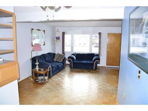 9622 84 Avenue, Peace River, AB - Indoor Photo Showing Living Room