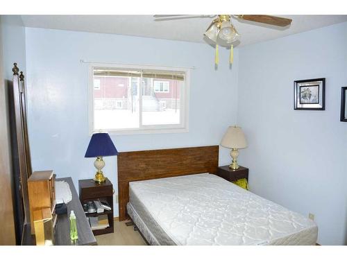 9622 84 Avenue, Peace River, AB - Indoor Photo Showing Bedroom