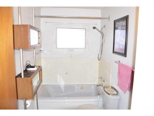 9622 84 Avenue, Peace River, AB - Indoor Photo Showing Bathroom