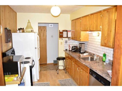 9622 84 Avenue, Peace River, AB - Indoor Photo Showing Kitchen With Double Sink