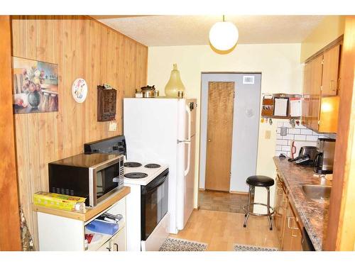 9622 84 Avenue, Peace River, AB - Indoor Photo Showing Kitchen