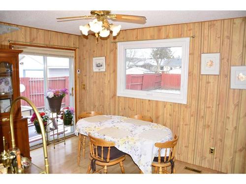9622 84 Avenue, Peace River, AB - Indoor Photo Showing Dining Room