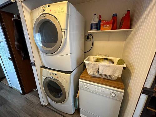 902 2 Avenue, Bluesky, AB - Indoor Photo Showing Laundry Room