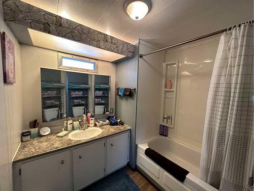 902 2 Avenue, Bluesky, AB - Indoor Photo Showing Bathroom