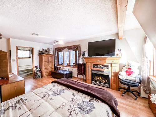 4816 3 Street, Donnelly, AB - Indoor Photo Showing Bedroom