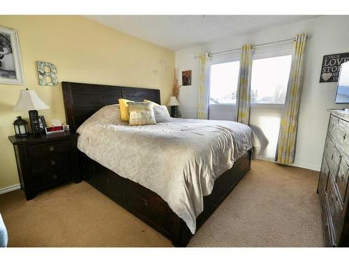 9701 73 Avenue, Peace River, AB - Indoor Photo Showing Bedroom