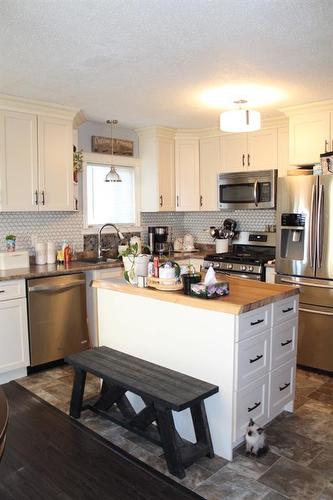 922004 Highway #35, Notikewin, AB - Indoor Photo Showing Kitchen With Upgraded Kitchen