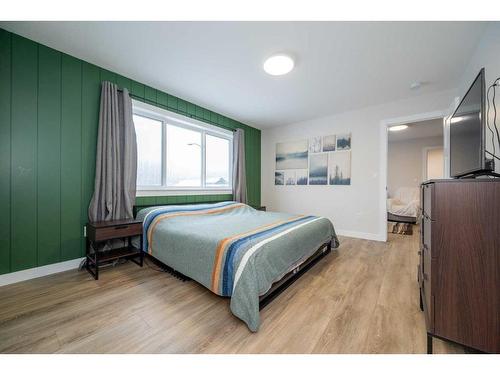 8129 121 Street, Grande Prairie, AB - Indoor Photo Showing Bedroom