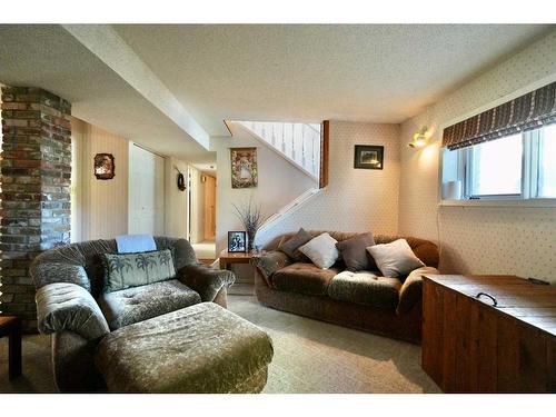 10009 71 Avenue, Peace River, AB - Indoor Photo Showing Living Room