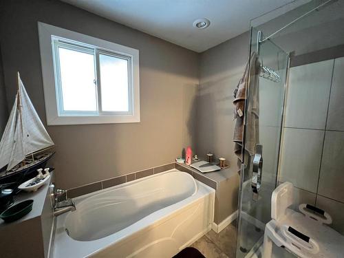 5204 48 Street, Valleyview, AB - Indoor Photo Showing Bathroom