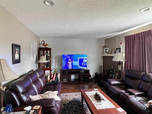 5204 48 Street, Valleyview, AB - Indoor Photo Showing Living Room