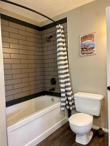 10712 113 Street, Fairview, AB - Indoor Photo Showing Bathroom